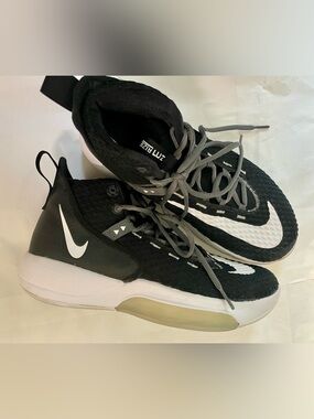 Nike Black and White Trainer Details
